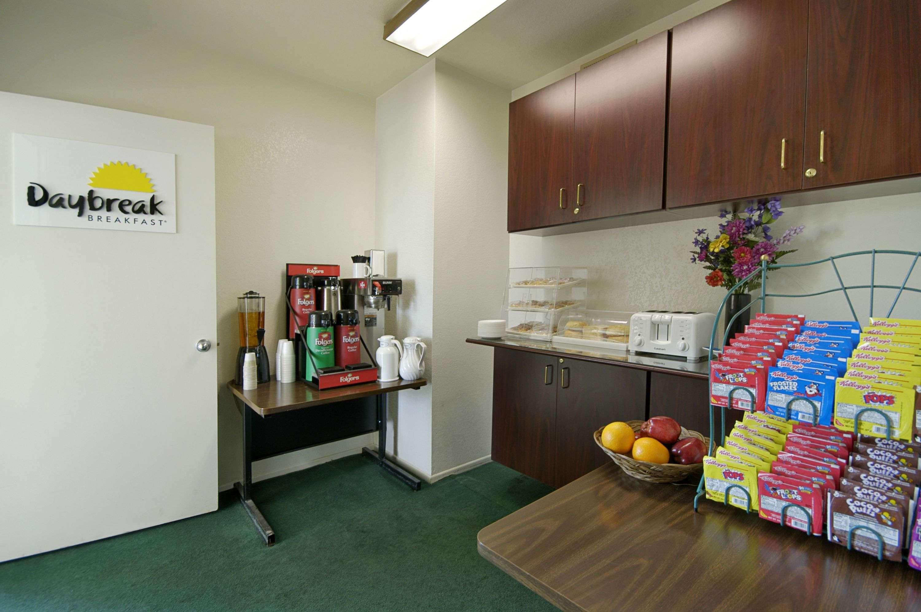 Days Inn By Wyndham Riverside Tyler Mall Ресторан фото